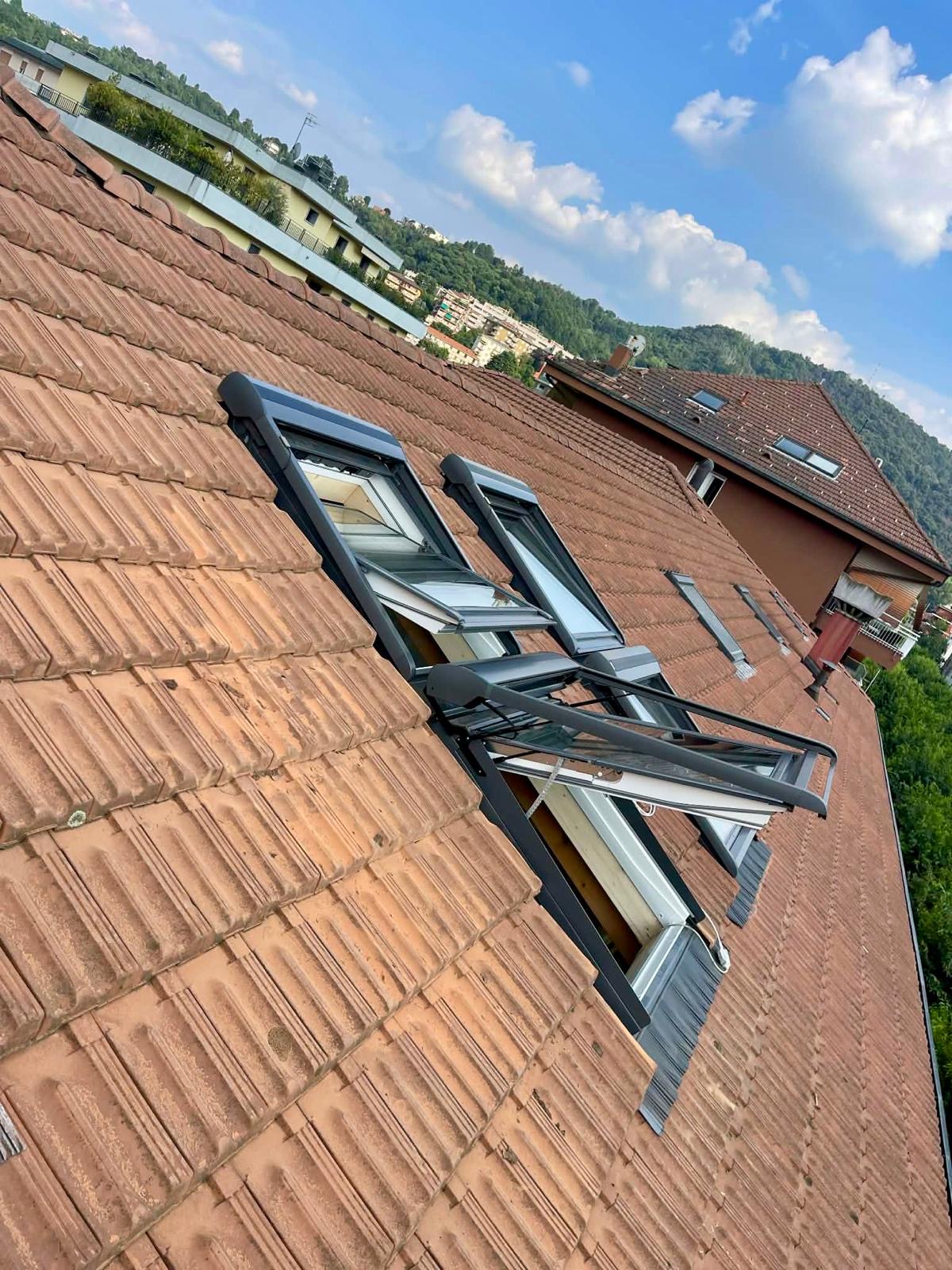 Due finestre VELUX con vista lago di Como