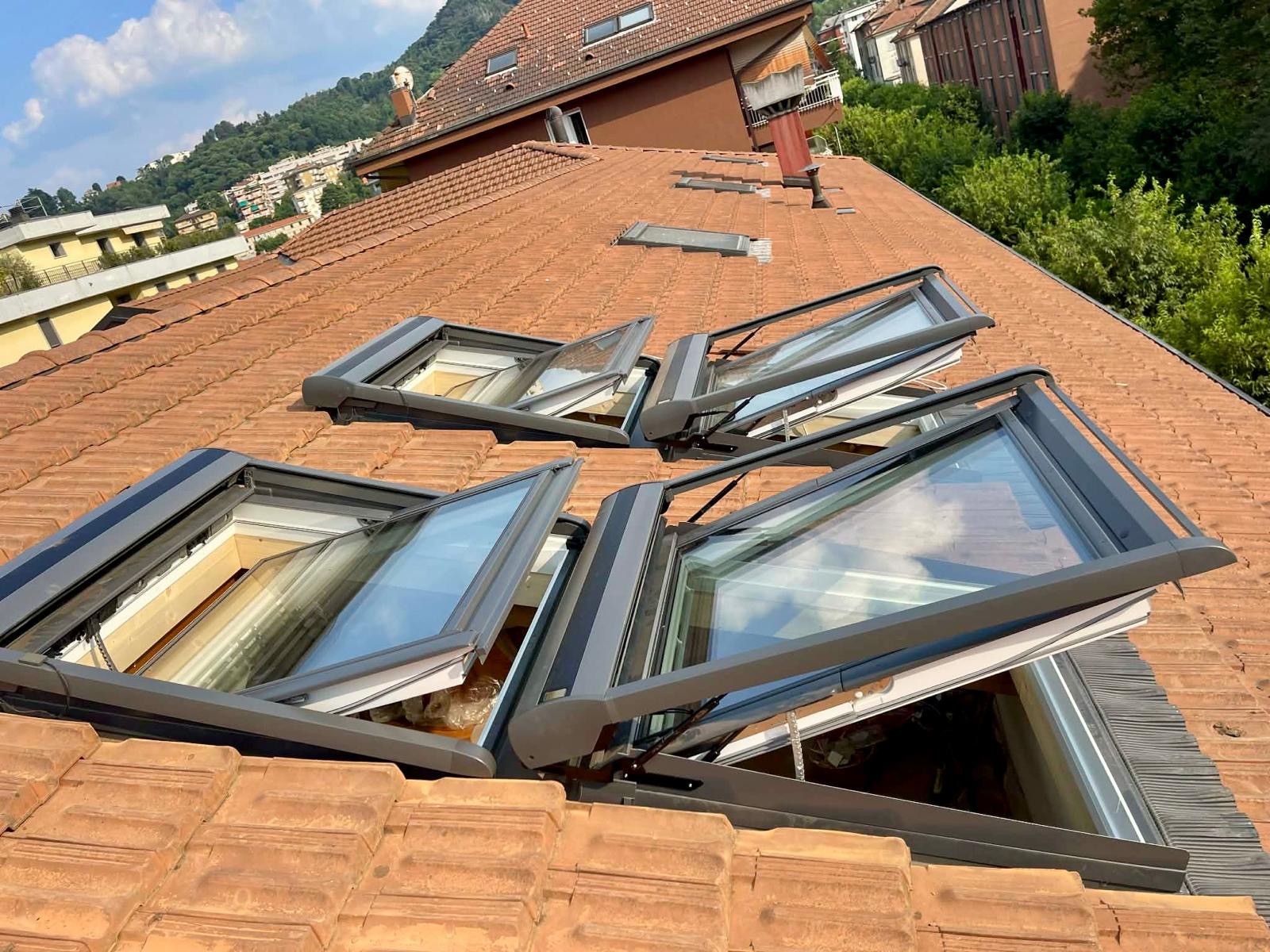 Quattro finestre VELUX installate su tetto con vista lago