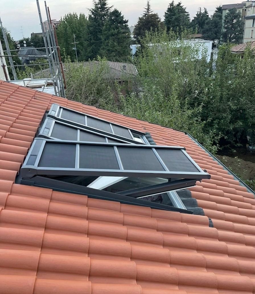 Tapparelle VELUX su tetto a tegole — sconto VIP 10%