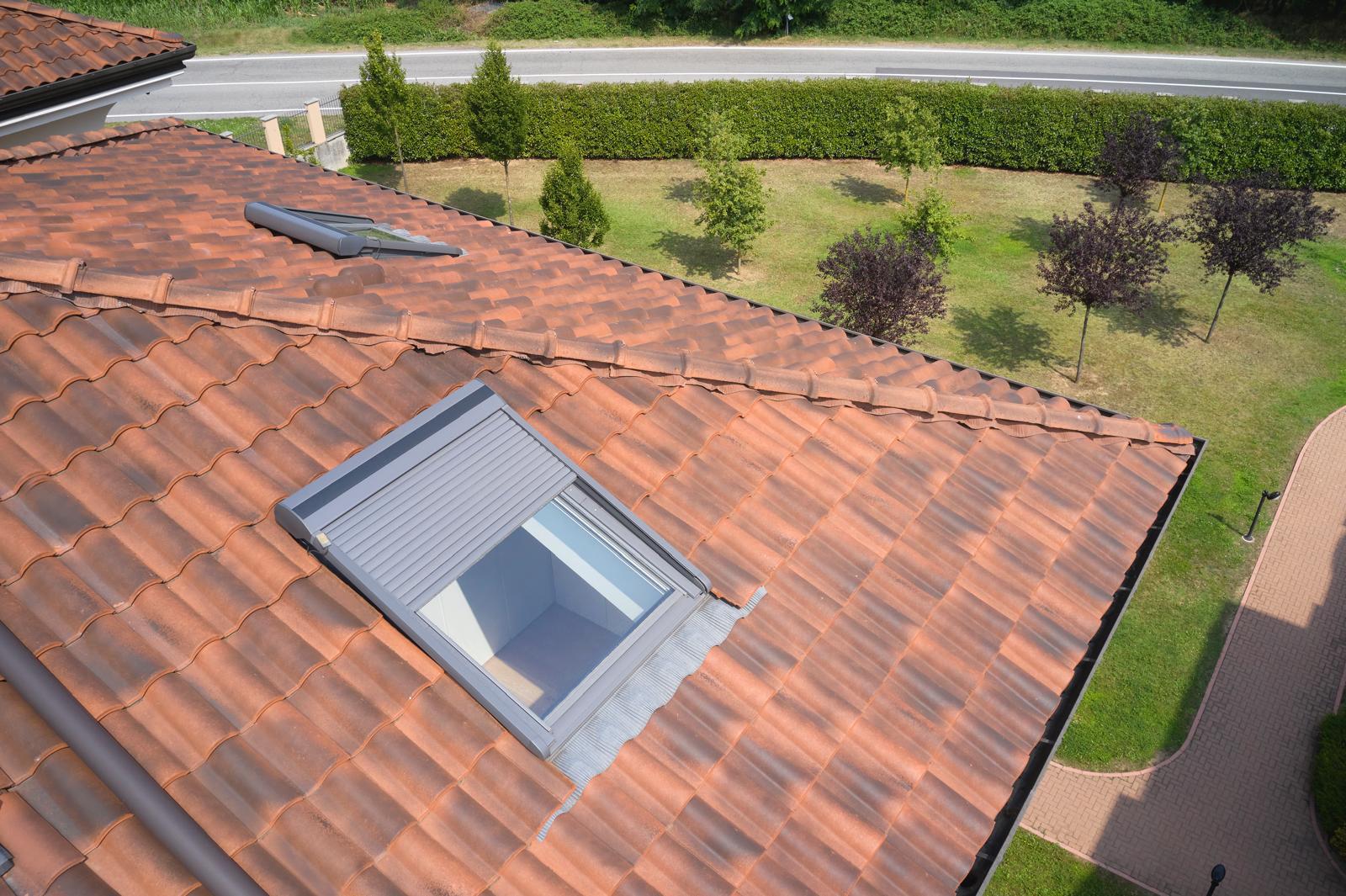 Tapparella VELUX SOFT installata su tetto a tegole