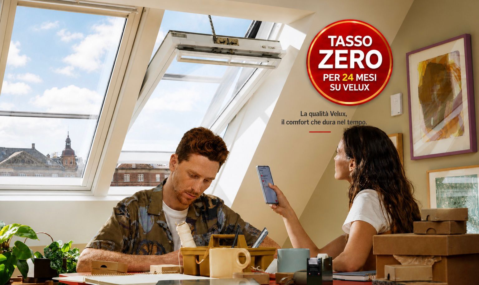 Coppia che apre la finestra VELUX — finanziamento a tasso zero