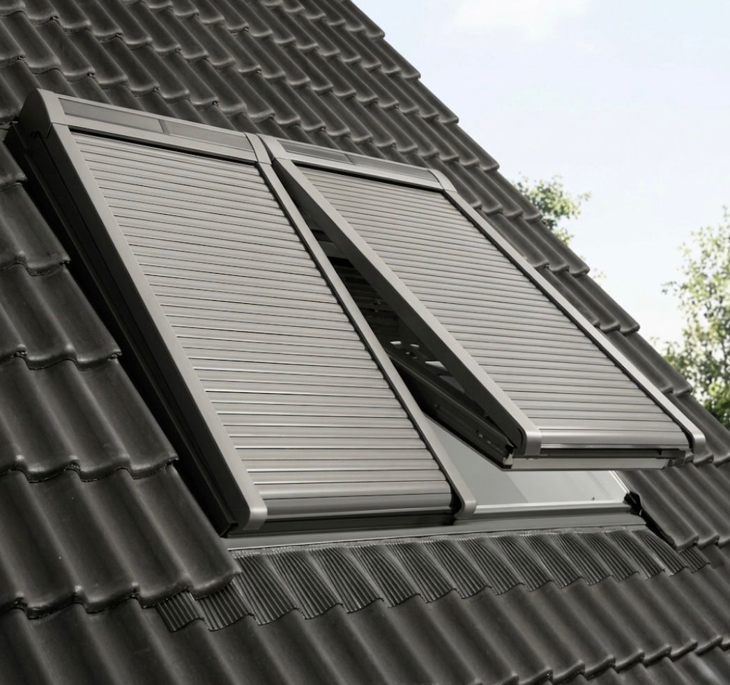 Tapparella VELUX INTEGRA in alluminio anodizzato — installata su tetto a tegole scure